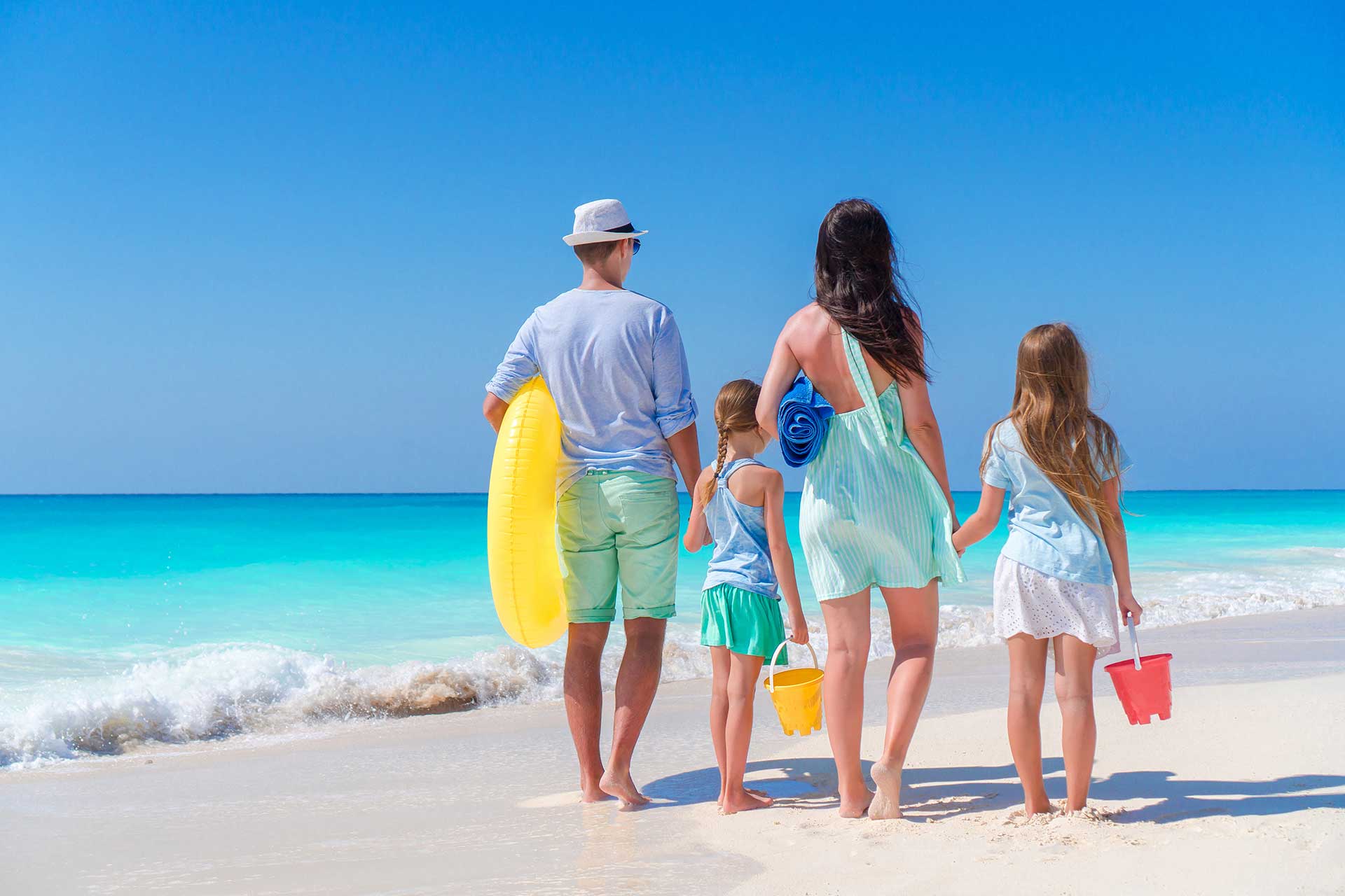 Familia viajando felizmente